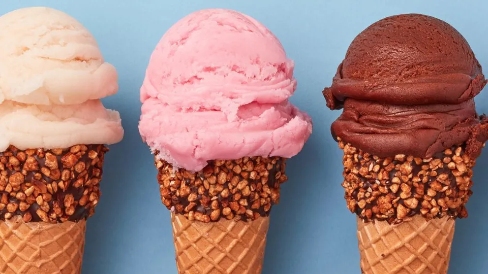 Tre coni di gelato: limone, fragola, cioccolato